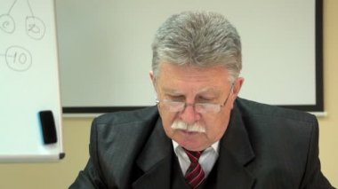 İş adamı telefonda konuşuyor.