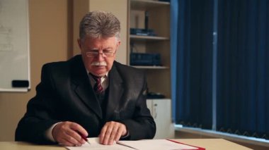 ofiste çalışan iş adamı