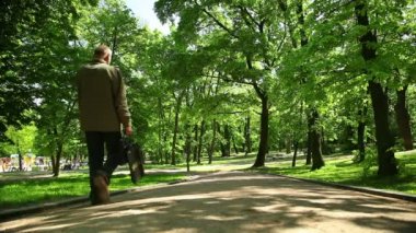 İnsanlar yeşil park