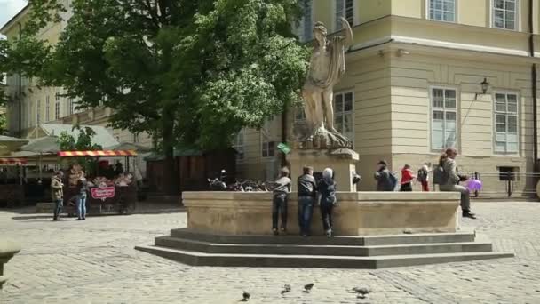 Люди гуляют по центру города — стоковое видео