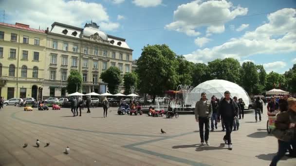 Οι άνθρωποι περπατούν στο κέντρο της πόλης — Αρχείο Βίντεο