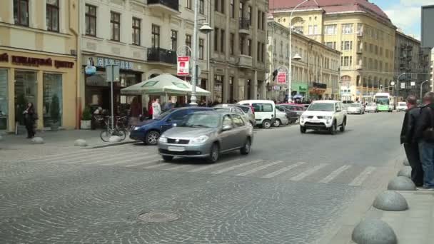 Люди, переходящие дорогу — стоковое видео