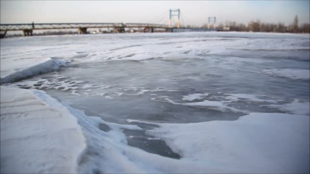 Ghiaccio sul fiume in inverno — Video Stock