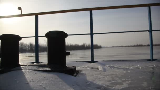 Embankment in het ijs in de winter — Stockvideo