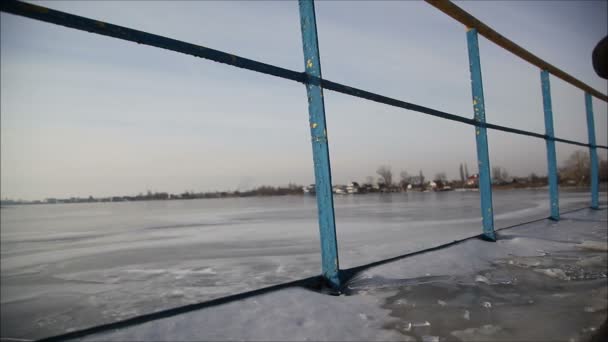 Embankment in het ijs in de winter — Stockvideo