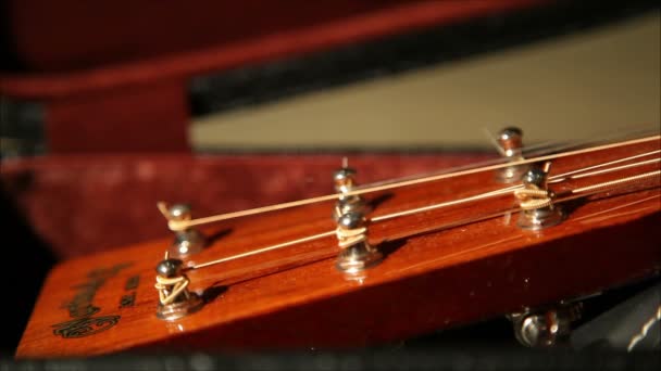 Guitare en bois sur table — Video