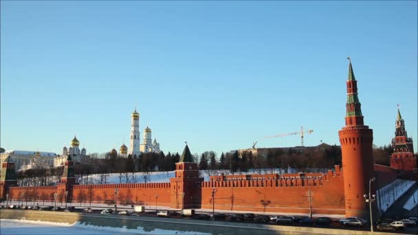 Verkeer in Moskou in de buurt van Kremlin — Stockvideo