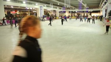 İnsanlarla paten üzerinde yolculuk