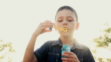 sabun köpüğü üfleme çocuk