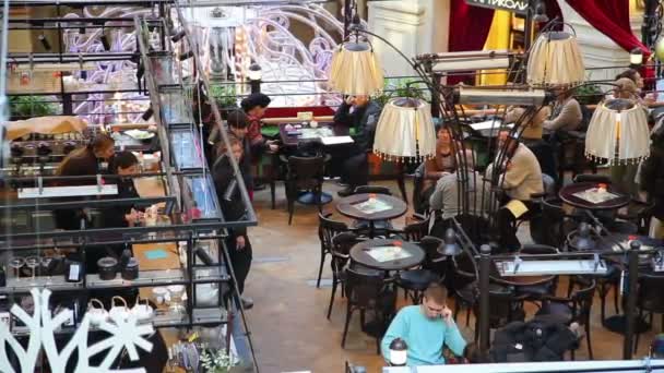 Люди отдыхают в кафе — стоковое видео