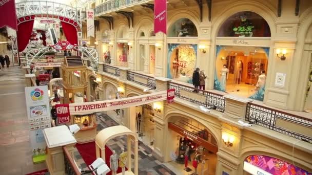 Pessoas no centro comercial GUM — Vídeo de Stock