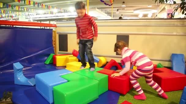 Çocuklar eğlenceli Merkezi'nde oynuyor — Stok video