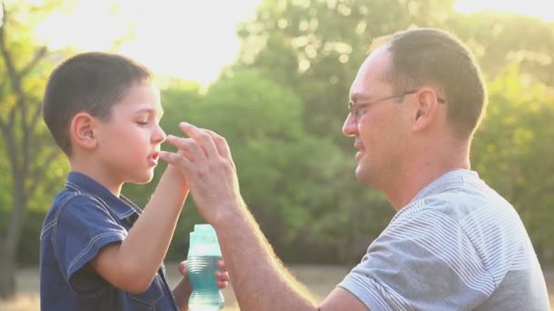 Junge mit seinem Vater spielen — Stockvideo