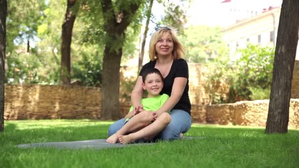 Mãe e filho se divertindo — Vídeo de Stock