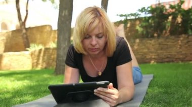 Tablet üzerinde oynayan kadın