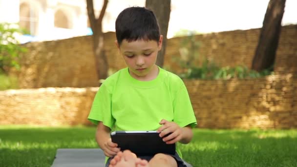 Chlapec hraje tabletu — Stock video