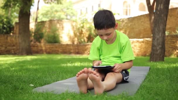 Jongen speelt de tablet — Stockvideo