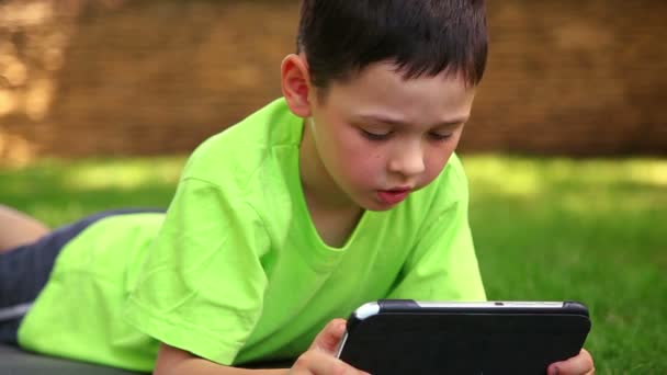 Jongen speelt de tablet — Stockvideo