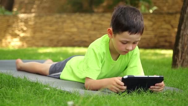 Jongen speelt de tablet — Stockvideo