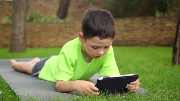 Pojke spelar tabletten — Stockvideo