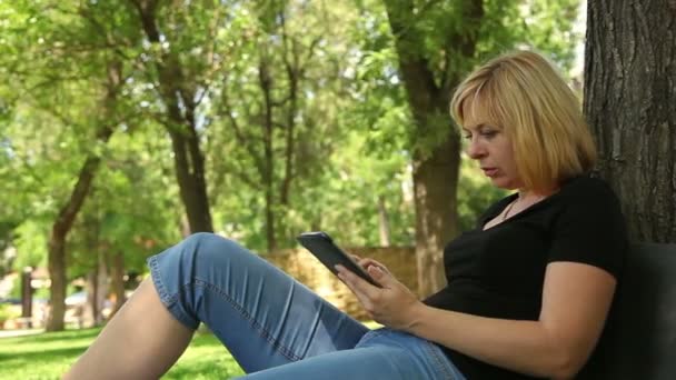 Mulher jogando no tablet — Vídeo de Stock