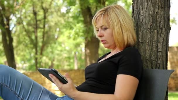 Femme jouant sur tablette — Video