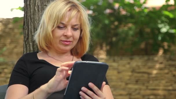 Mulher jogando no tablet — Vídeo de Stock