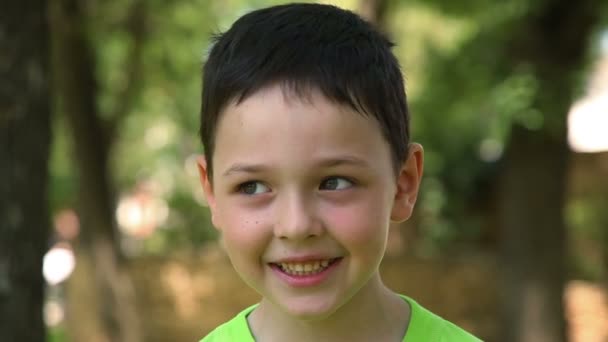 Niño sonriendo en parque — Vídeos de Stock