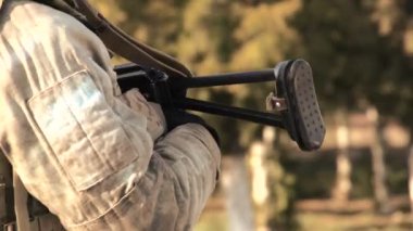 asker silah ile yürüyor