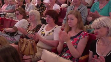 Seyirci halk dansları bir konserde