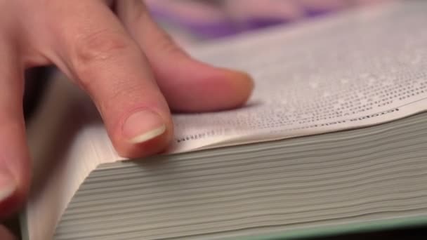 Livro de leitura humana — Vídeo de Stock