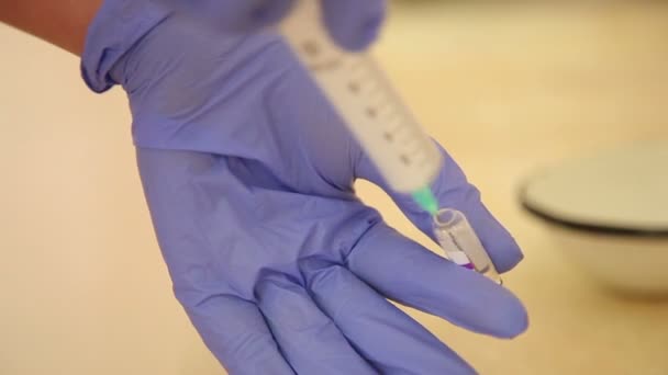 Dokter voorbereiden injectie — Stockvideo