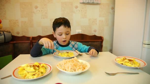 Malý chlapec, oběd — Stock video