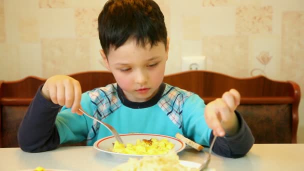 Little boy having lunch — Stock Video