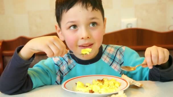 Little boy having lunch — Stock Video