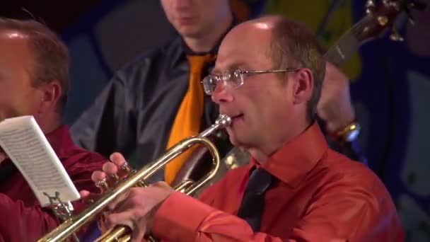 Los hombres tocan trompetas — Vídeo de stock