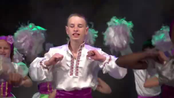 Концерт украинских народных танцев — стоковое видео