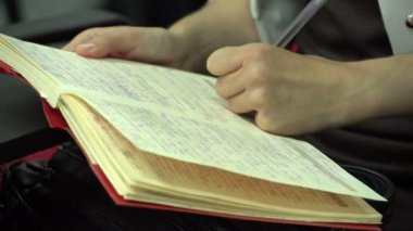iş kadını not almak