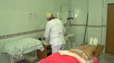 Hemşire hasta için bakım