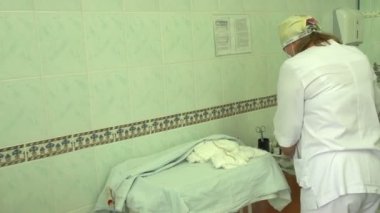 Hemşire hasta için bakım