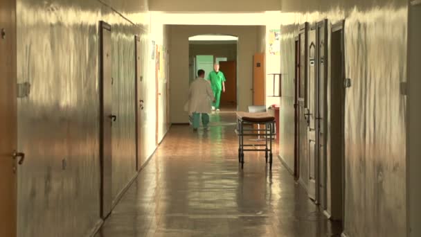 Ludzie chodzą na korytarzu szpitala — Wideo stockowe