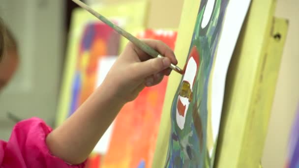 Çocuk bir fırça tuval üzerine çizer. — Stok video