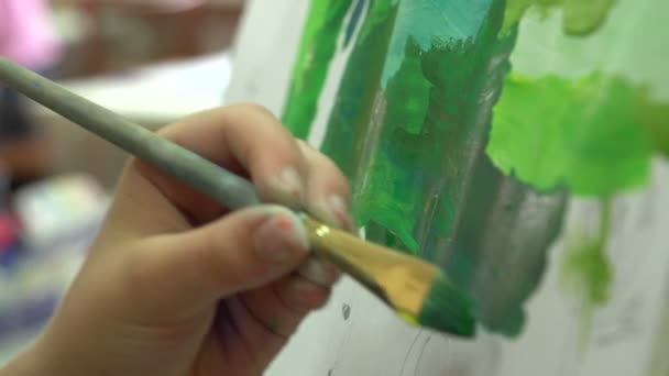 Niño dibuja un pincel en el lienzo — Vídeos de Stock