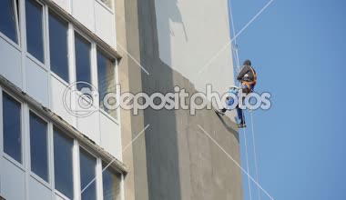 Kiev, Ukrayna - 18 Kasım 2015: İşçi boyama duvar