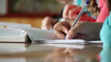 Not defterlerinde yazılı çocuk