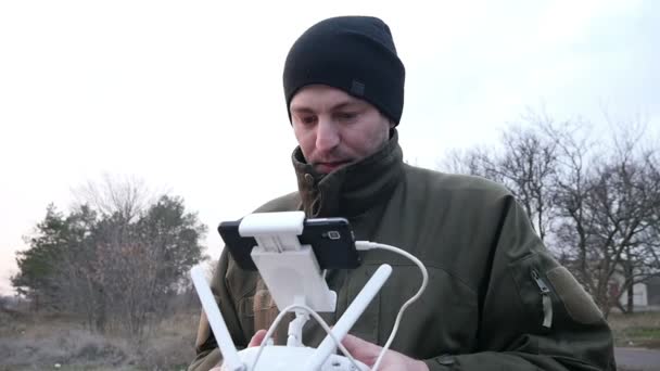 Mies ohjaa drone — kuvapankkivideo