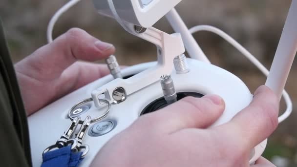 homme contrôle drone 