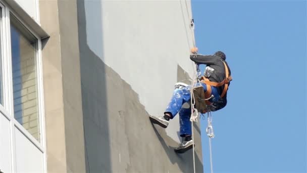 基辅，乌克兰-2015 年 11 月 18 日: 工人绘画墙 — 图库视频影像