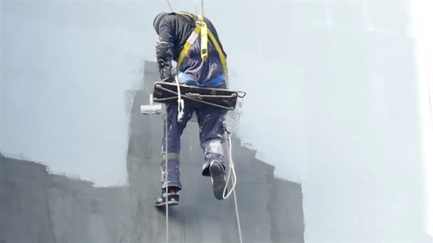 Arbeiter streichen Wand — Stockvideo