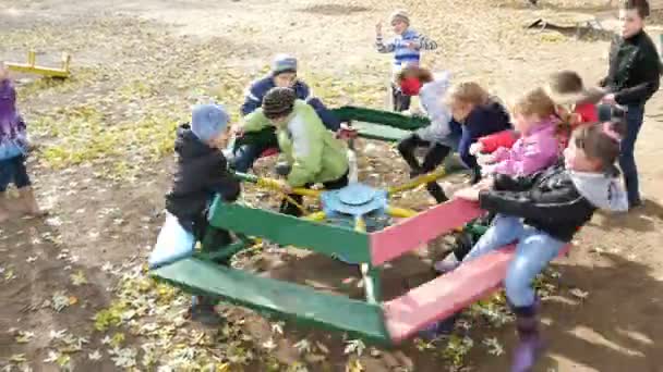 Kiev, Ukrajna - November 8., 2015: Gyerekek lovagolni, körhinta — Stock videók